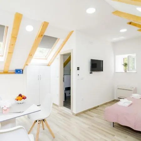 Shining Star - Attic Studio With Patio And Sea View Daire Dubrovnik